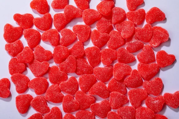 Beyaz Arkaplanda Kalp Şeklinde Kırmızı Şekerler Kopyalama Alanı Sevgililer Günü — Stok fotoğraf