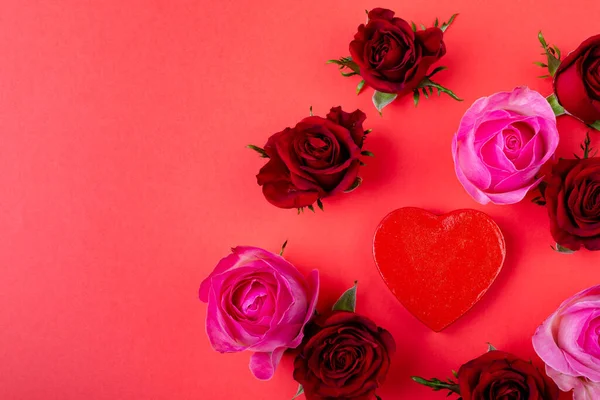 Φρέσκα Κόκκινα Και Ροζ Τριαντάφυλλα Σχήμα Καρδιάς Αντίγραφο Χώρου Χρωματιστό — Φωτογραφία Αρχείου