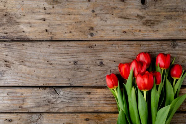 Widok Nad Głową Świeżych Czerwonych Tulipanów Drewnianym Stole Przestrzeń Kopiowania — Zdjęcie stockowe