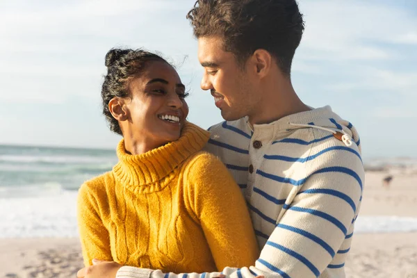 Pareja Biracial Sonriente Mirándose Mientras Disfruta Día Soleado Playa Estilo —  Fotos de Stock