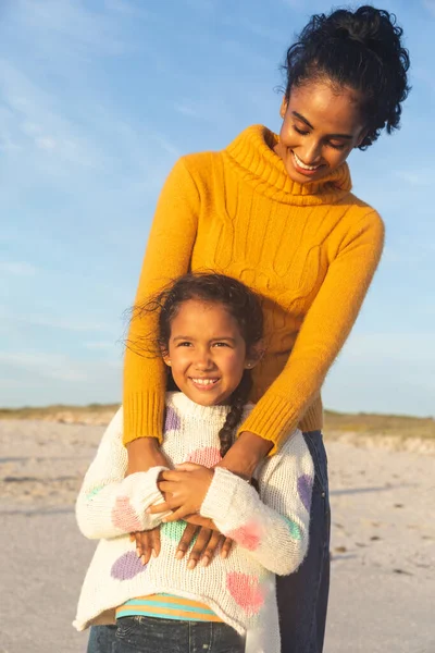 Jovem Mulher Biracial Feliz Abraçando Filha Por Trás Enquanto Estava — Fotografia de Stock