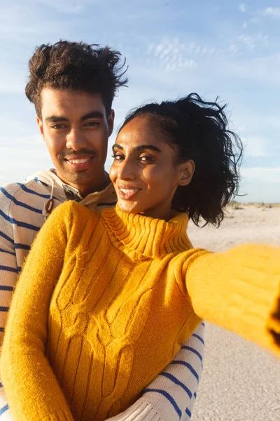 Retrato Una Joven Sonriente Hermosa Birracial Tomando Selfie Con Novio —  Fotos de Stock