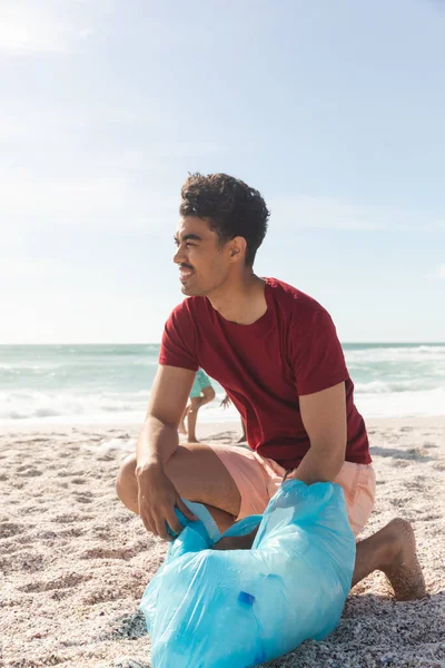 Полная Длина Расового Человека Собирающего Мусор Мешок Пляже Против Неба — стоковое фото
