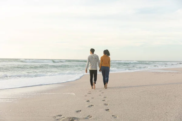 Vista Trasera Longitud Completa Pareja Biracial Caminando Mientras Deja Huellas — Foto de Stock