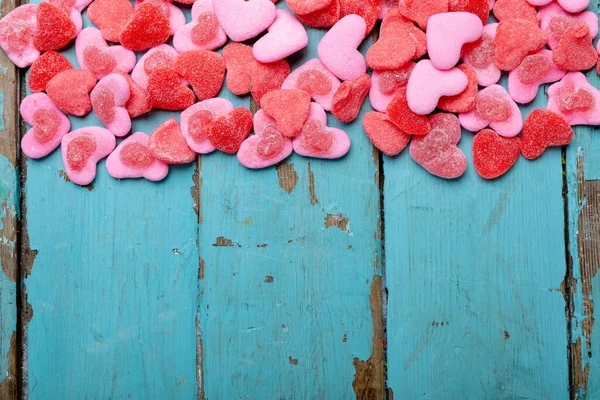 木製のテーブルの上にハート型のピンクのキャンディーのオーバーヘッドビュー コピースペース バレンタインデー甘い食べ物愛のコンセプト — ストック写真