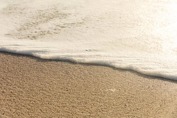 Hochwinkelblick Auf Weißen Meereswellenschaum Ufer Sonnigen Strand Natürliche Schönheit — Stockfoto