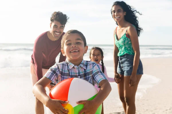 在阳光明媚的日子 男孩和家人在海滩上举行舞会时面带微笑的肖像 生活方式和周末 — 图库照片