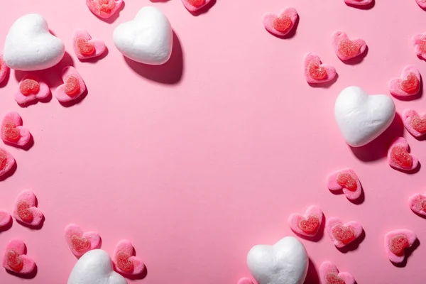 Hartvormige Snoepjes Roze Achtergrond Met Kopieerruimte Valentijnsdag Voedsel Liefde Concept — Stockfoto