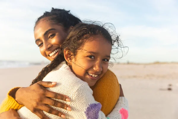 Ritratto Madre Figlia Biraciale Sorridente Che Abbracciano Spiaggia Durante Tramonto — Foto Stock