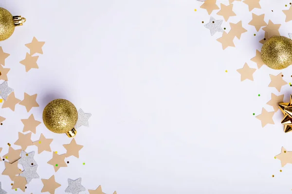 Goldene Kugeln Mit Sternförmigen Dekorationen Entlang Des Kopierraums Auf Weißem — Stockfoto