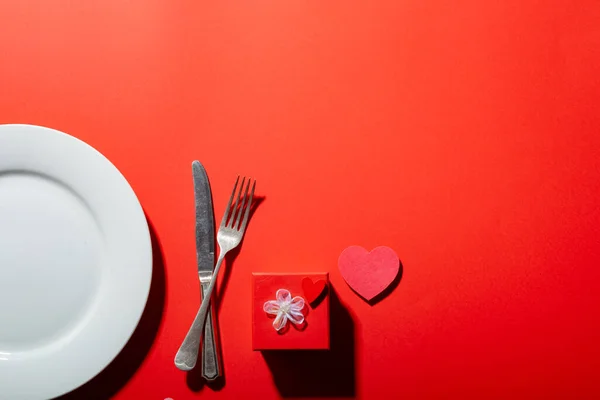 Κενό Πιάτο Μαχαιροπήρουνα Από Σχήμα Της Καρδιάς Και Αγίου Βαλεντίνου — Φωτογραφία Αρχείου