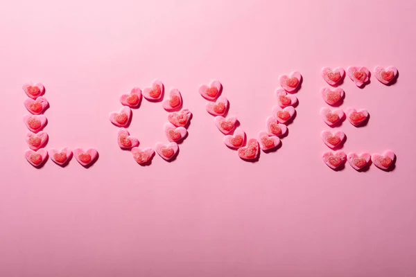 Texto Amor Feito Balas Forma Coração Isolado Fundo Rosa Espaço — Fotografia de Stock