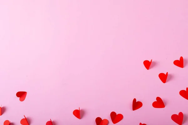 コピースペース付きラベンダーの背景に散在する赤いハート型の紙の切り絵の俯瞰図 愛とバレンタイン — ストック写真