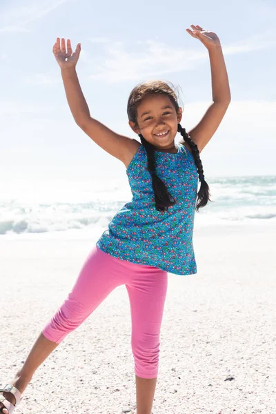 Pełny Portret Wesołej Dziewczynki Cieszącej Się Słonecznym Dniem Plaży Przeciwko — Zdjęcie stockowe