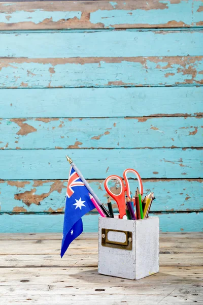 Bureauorganisator Met Kantoorbenodigdheden Australische Vlag Tafel Tegen Houten Muur Patriottisme — Stockfoto