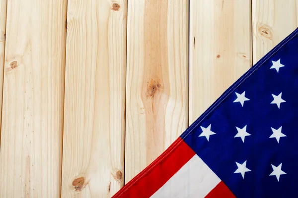 美国国旗上有红白相间条纹的星辰在木制桌子上展平了 有复制的空间 爱国主义和特性 — 图库照片