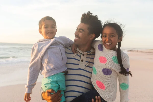 Pai Biracial Feliz Carregando Filhos Enquanto Estava Praia Contra Céu — Fotografia de Stock