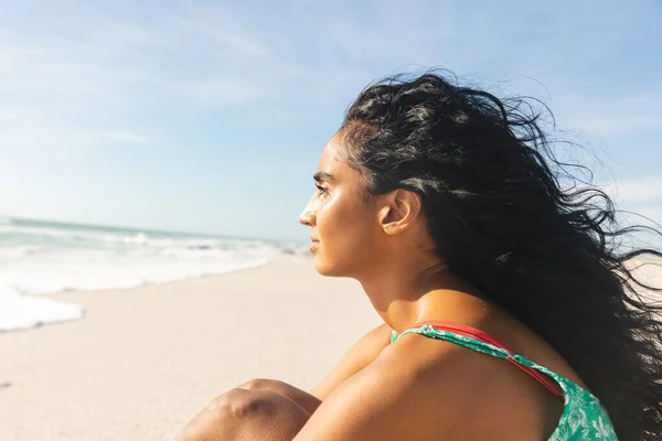 Seitenansicht Einer Nachdenklichen Jungen Frau Mit Langen Schwarzen Haaren Die — Stockfoto