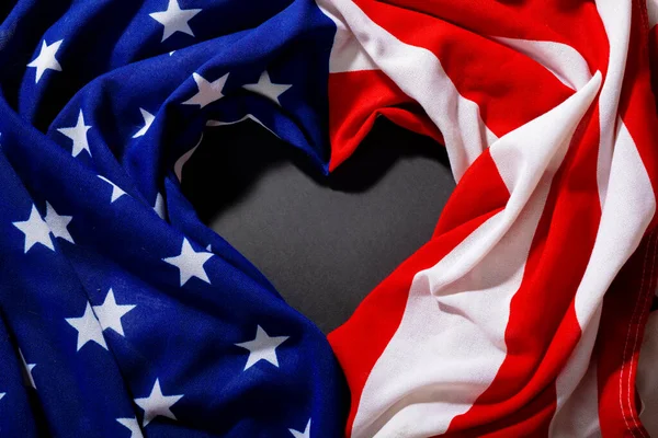 Widok Zgniecioną Flagę Ameryki Gwiazdami Paskami Tworzącymi Kształt Serca Patriotyzm — Zdjęcie stockowe