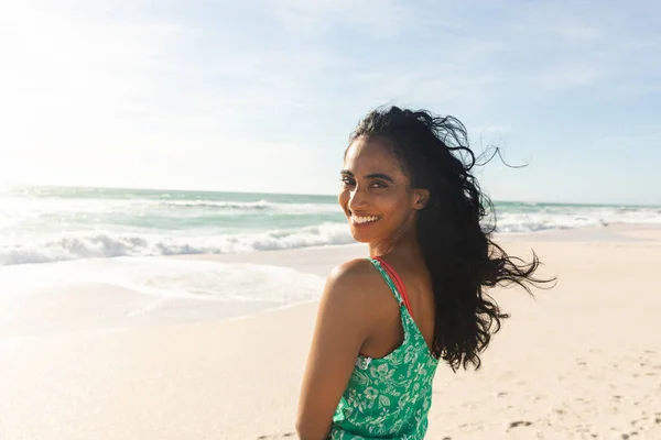 Retrato Feliz Hermosa Mujer Birracial Joven Mirando Por Encima Del — Foto de Stock