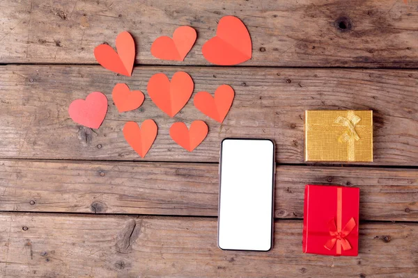 Sevgililer Günü Hediyeleri Masa Üzerindeki Kalp Şekilli Dekorasyonla Akıllı Telefonların — Stok fotoğraf