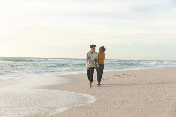 日落时 一对快乐的白垩纪夫妇一起在海滩上与天空相映成趣 生活方式 爱情和周末 — 图库照片