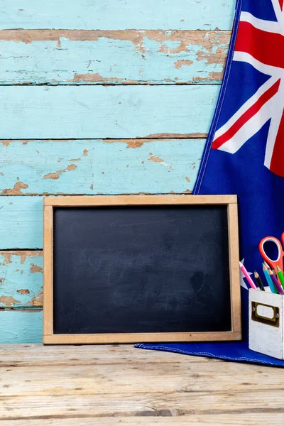 Pizarra Escritura Blanco Por Bandera Australiana Organizador Escritorio Contra Vieja — Foto de Stock