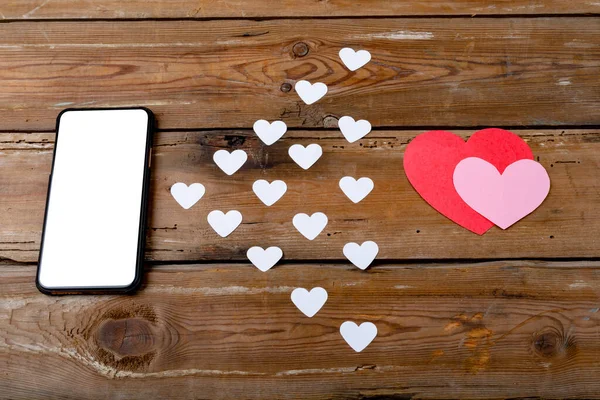 스마트 위에서 심장으로 장식을 만들어 테이블 공간을 만들었습니다 발렌타인데이 사랑의 — 스톡 사진
