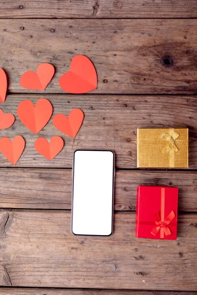 Direkt Über Der Aufnahme Des Smartphones Durch Geschenke Und Herzförmige — Stockfoto