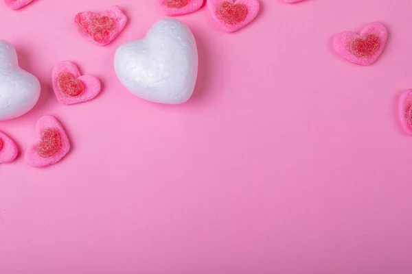 Bovenaanzicht Van Hartvormig Zoet Voedsel Roze Achtergrond Kopieer Ruimte Valentijnsdag — Stockfoto