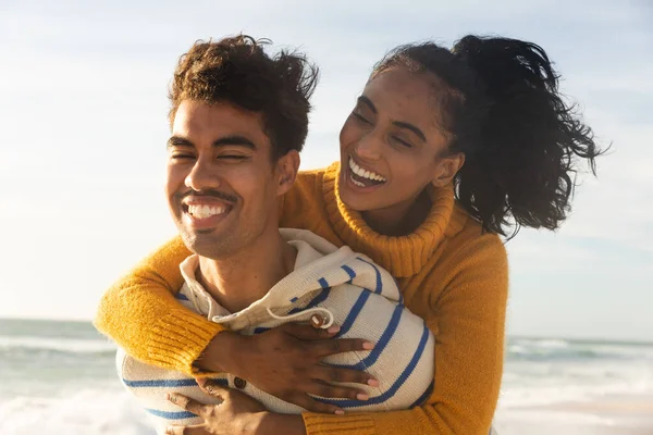 Feliz Hombre Biracial Dando Paseo Cuestas Novia Playa Día Soleado —  Fotos de Stock