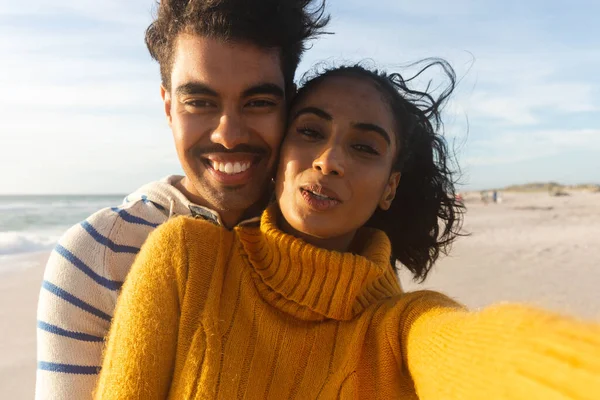 Retrato Una Joven Birracial Sonriente Tomando Selfie Con Novio Playa —  Fotos de Stock