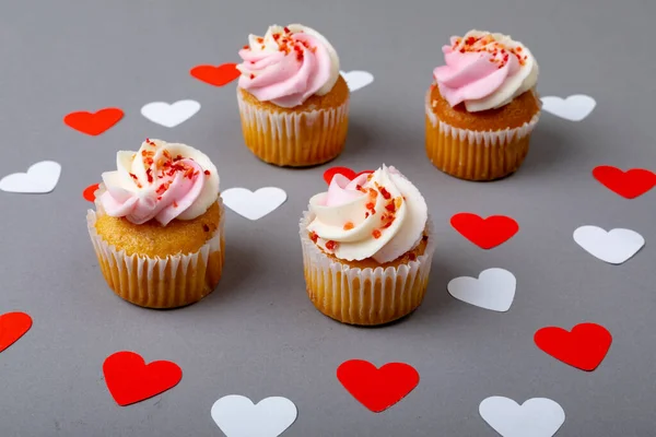 Cupcakes Hartvormige Decoratie Geïsoleerd Grijze Achtergrond Kopieerruimte Valentijnsdag Voedsel Liefde — Stockfoto