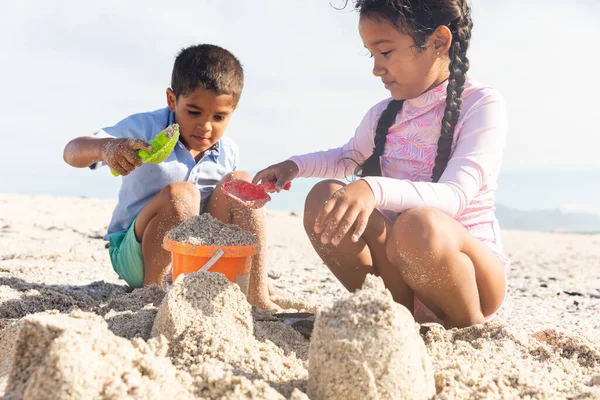 晴れた日にビーチで砂の城を作るためのおもちゃを使用して 出産の兄と妹 子供時代と週末 — ストック写真