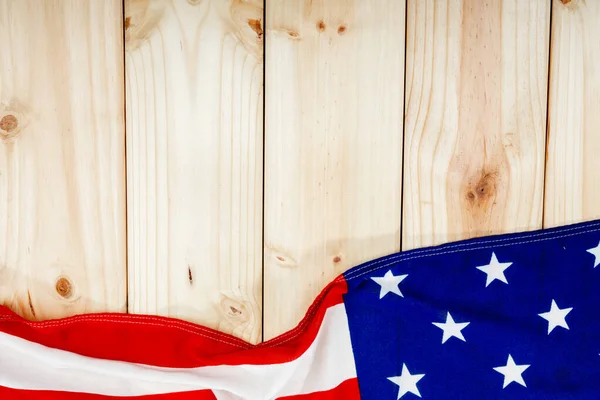 在美国国旗的正上方 有星条旗和带有复制空间的木制桌子上的条纹 爱国主义和特性 — 图库照片
