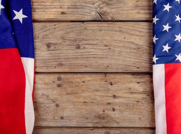 Overhead Άποψη Της Αμερικής Σημαίες Αστέρια Και Ρίγες Ξύλινο Τραπέζι — Φωτογραφία Αρχείου