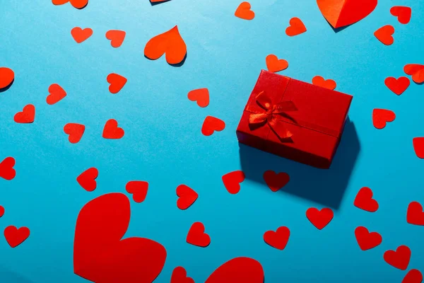 Ακριβώς Πάνω Από Πλάνο Του Κόκκινες Καρδιές Κουτί Δώρου Πάνω — Φωτογραφία Αρχείου