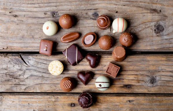 Vista Aérea Chocolates Dispuestos Forma Corazón Con Espacio Para Copiar —  Fotos de Stock