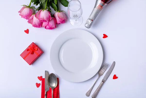 俯瞰新鲜的粉红玫瑰 将礼物放在白色背景之上 复制空间 情人节 花与爱情的概念 — 图库照片