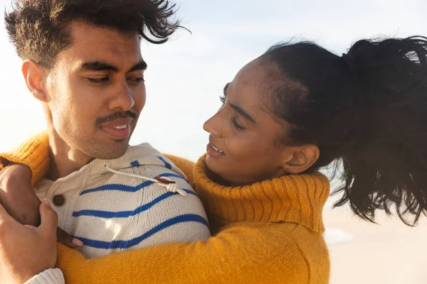 Biraciale Vriend Vriendin Kijken Elkaar Aan Terwijl Elkaar Omhelzen Zonnige — Stockfoto