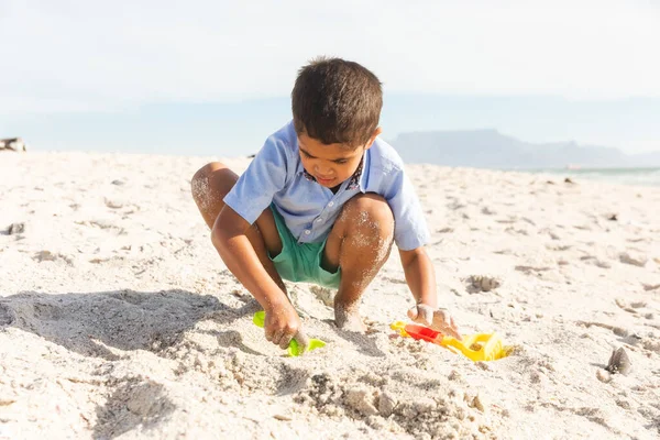 Teljes Hossza Biracial Fiú Guggoló Játék Közben Homok Játékok Strandon — Stock Fotó