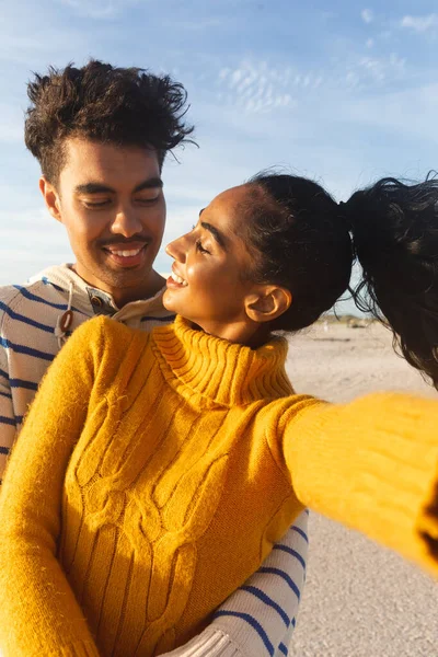 Mujer Birracial Joven Tomando Selfie Con Novio Sonriente Playa Contra —  Fotos de Stock