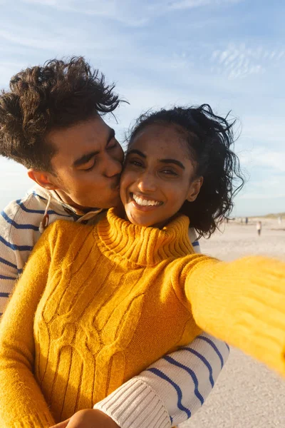 Retrato Una Mujer Birracial Sonriente Tomando Selfie Novio Abrazándose Besándose —  Fotos de Stock