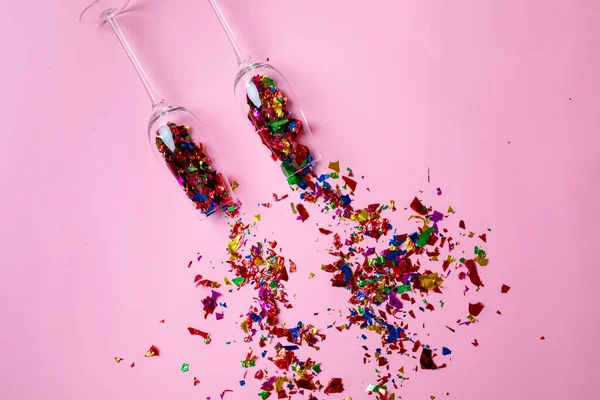 Visão Aérea Flautas Champanhe Com Confetes Multicoloridos Espalhados Fundo Rosa — Fotografia de Stock