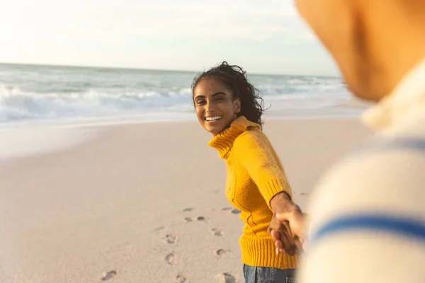 日没時にビーチで手を取りながら彼氏を引っ張る幸せな若い出産の女性 ライフスタイル愛週末 — ストック写真