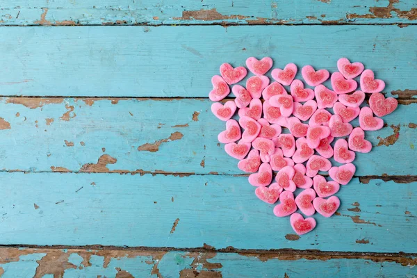 Direct Boven Schot Van Hartvormige Roze Snoepjes Geplaatst Houten Tafel — Stockfoto