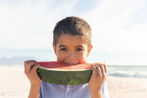 阳光明媚的海滩上可爱的男孩吃着大块新鲜西瓜片的肖像 儿童与健康食品 — 图库照片