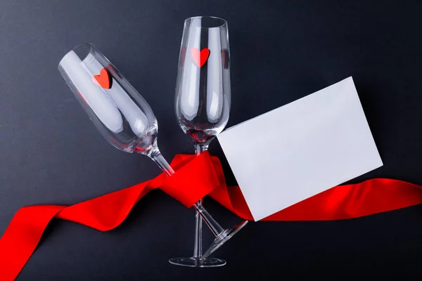 Prázdné Flétny Šampaňského Svázané Červenou Stuhou Obálce Kopírovacím Prostorem Šedém — Stock fotografie