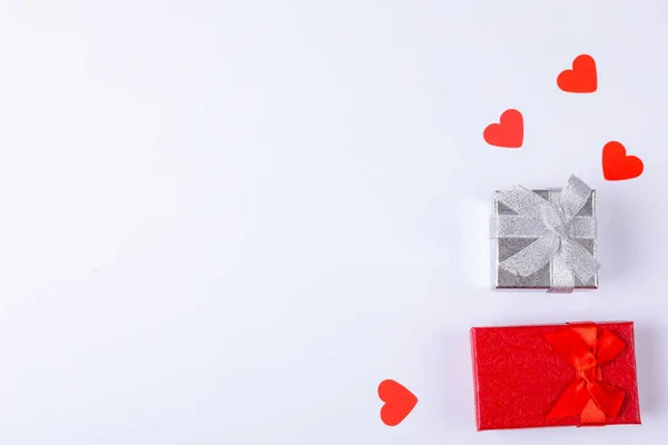 带有红色心形的礼品盒在白色背景的复制空间上切割 爱情和情人节礼物 — 图库照片