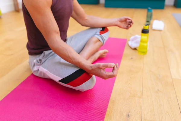 Sección Baja Del Hombre Meditando Esterilla Ejercicio Estudio Yoga Fitness —  Fotos de Stock